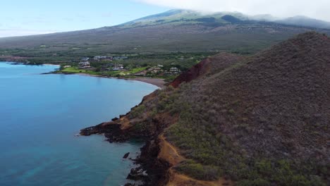 Vista-Aérea-Cinematográfica-Que-Captura-Una-Hermosa-Playa-Del-Sur-De-Maui,-Condado-De-Maui,-Hawai.