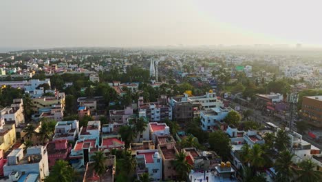 Vorwärts-Drohnenaufnahme-Der-Stadtansicht-Von-Chennai-An-Einem-Sonnigen-Tag-In-Indien
