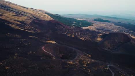 Drohne-Fliegt-über-Einen-Vulkankrater-Am-Ätna,-Sizilien