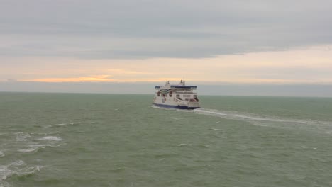 Ferry-Cruzando-Aguas-Agitadas-Del-Canal-Inglés-Al-Atardecer