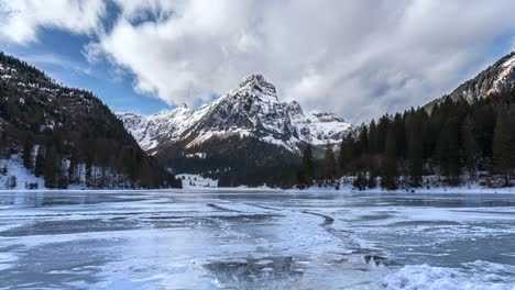 Hermoso-Lapso-De-Tiempo-En-Las-Montañas-De-Suiza-Con-Un-Lago-Congelado