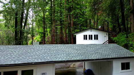 Luftdrohnen-Fliegen-über-Weißen-Häusern-Im-Muir-Woods-National-Monument-Im-Redwoods-Park