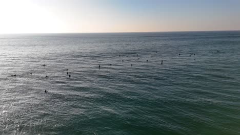 Mehrere-Surfer-Warten-Darauf,-Eine-Welle-Zu-Erwischen,-Blacks-Beach-San-Diego