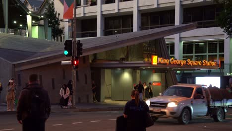 Busse-Und-Autos-Fahren-Auf-Der-Straße,-Während-Große-Scharen-Von-Pendlern-An-Den-Ampeln-Auf-Der-Albert-And-Adelaide-Street-In-Brisbane-City-In-Richtung-Des-Busbahnhofs-King-George-Square-Warten,-Nahaufnahme
