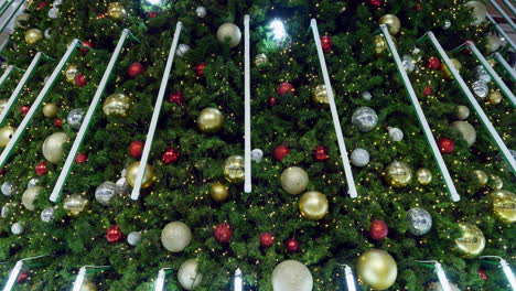 Glitzernde-Weihnachtslichter-Schmücken-Einen-Riesigen-Baum,-Der-In-Einem-Einkaufszentrum-In-Bangkok,-Thailand,-Ausgestellt-Ist
