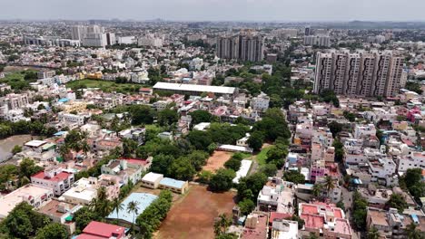 Luftaufnahme-Der-überfüllten-Stadt-Chennai-Mit-Gebäuden-Und-Häusern-In-Indien-Tagsüber