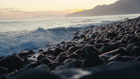 Wellen-Schlagen-Bei-Sonnenaufgang-Auf-Madeira-Auf-Die-Felsen-Des-Strandes