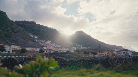 Stadt-Am-Fuße-Eines-Berges-Auf-Madeira-Bei-Sonnenuntergang-Erbaut