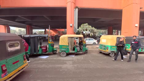 Un-Montón-De-Autorickshaws-Fuera-De-La-Estación-De-Metro-De-Sikanderpur.