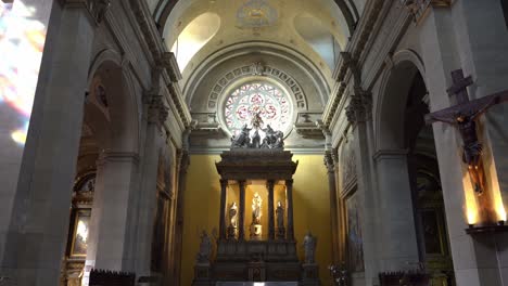 El-Impresionante-Altar-Mayor-De-La-Iglesia-De-Notre-dame-de-liesse