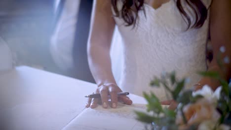 Una-Novia-Recién-Casada-Firmando-Su-Licencia-De-Matrimonio,-Legalizando-Oficialmente-Su-Unión
