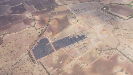 Vista-Aérea-Desde-El-ángulo-Superior-Del-Drone-Donde-Se-Han-Instalado-Muchos-Paneles-Solares