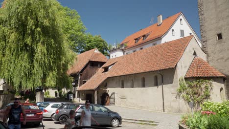 Sonniger-Tagesblick-Auf-Den-Mittelalterlichen-Mangturm-In-Lindau,-Bodensee,-Mit-Klarem-Blauen-Himmel-Und-Historischer-Architektur