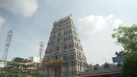 Typische-Südindische-Tempelarchitektur-Und-Blick-Auf-Den-Straßenverkehr