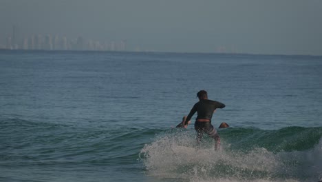 Surfista-Disfrutando-De-Pequeñas-Olas-En-Un-Tranquilo-Día-Soleado-En-Snapper-Rocks,-Gold-Coast