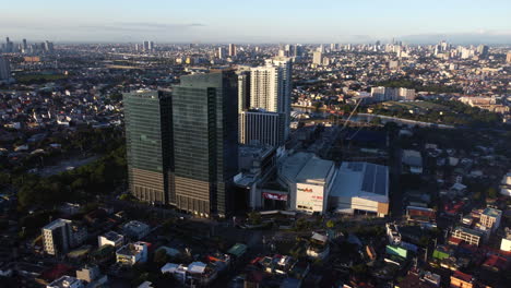 Vista-Aérea-Alrededor-Del-Circuito-De-Centros-Comerciales-Ayala,-Puesta-De-Sol-En-Makati,-Manila,-Filipinas
