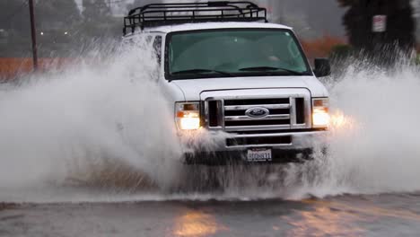 Camión-Ford-Acelerando-A-Través-De-Una-Carretera-Inundada-En-California-Después-De-Una-Tormenta-En-La-Noche