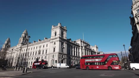 Kreuzung-Am-Parliament-Square-In-Westminster,-London,-England,-Mit-Regem-Straßenverkehr