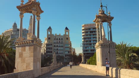 Sonniger-Tag-In-Puente-Del-Mar-In-Der-Stadt-Valencia-In-Spanien