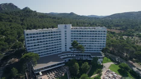 Establish-shot-AluaSoul-Resort-hotel,-Majorca-Balearic-Islands-Spain