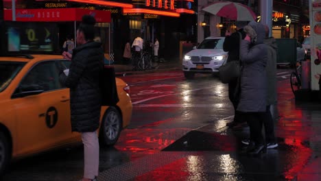 Belebte-New-Yorker-Straße-Mit-Verkehr-Und-Menschen,-Die-Nachts-Auf-Dem-Time-Square-Darauf-Warten,-Die-Straße-Zu-überqueren