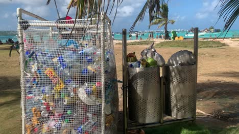 Leere-Flaschen-Plastikmülltonne-Müllcontainer-Am-Strand
