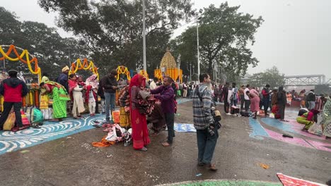 Seitenansicht-Von-Menschen,-Die-Sich-Zusammenpacken,-Nachdem-Sie-Während-Des-Sankranti-Festivals-In-Kalkutta-Im-Hooghly-River-Am-Babu-Ghat-Gebadet-Haben