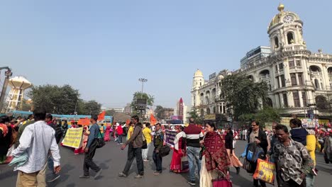 Nahaufnahme-Des-Protests-Gegen-Die-Offenlegung-Des-Todes-Von-Netaji-Subhash-Chandra-Bose-In-Kalkutta-Mit-Anderen-Menschen,-Die-Die-Straße-überqueren