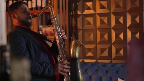 Man-performs-the-saxophone-playing-music-in-a-restaurant