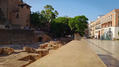 Historisches-Zentrum-Von-Malaga,-Die-Alcazabilla-straße,-Ihre-Kristallpyramide-Und-Das-Alte-Römische-Theater-Auf-Der-Einen-Seite
