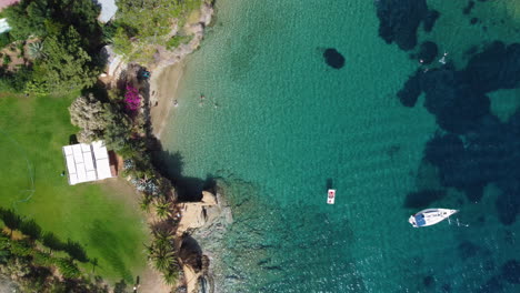 Die-Kamera-Fährt-Direkt-über-Eine-Bucht-Am-Strand-Von-Agia-Pelagia-Auf-Kreta