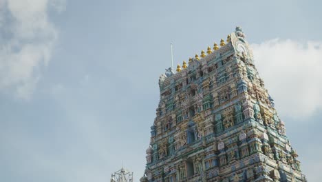 Typische-Südindische-Tempelarchitektur-Mit-Blick-Auf-Die-Straße-Der-Stadt-Coimbatore
