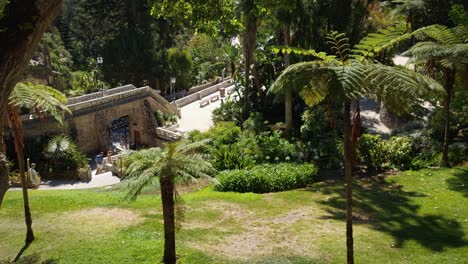 Besucher-Schlendern-über-Die-Brücke-Auf-Dem-Anwesen-Quinta-Da-Regaleira-In-Sintra,-Portugal