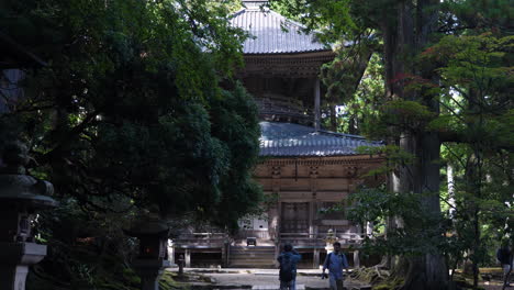 Captura-Diurna-De-La-Pagoda-Oeste-Kongobu-ji-Saito-En-Koyasan,-Japón