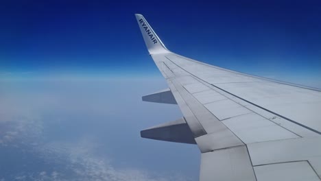 Blick-Aus-Dem-Fenster-Auf-Den-Flügel-Des-Ryanair-Flugzeugs