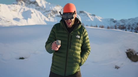 Fröhlicher,-Aufgeregter-Mann-Mit-VR-Headset-Und-Controller-Fliegt-Draußen-Im-Schnee-Eine-FPV-Drohne