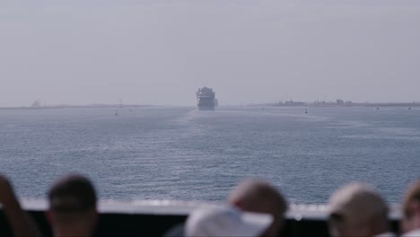 Große-Kreuzfahrtschiffe,-Die-In-Einer-Reihe-Im-Suezkanal-Segeln,-Werden-Von-Einem-Kreuzfahrtschiff-Aus-Gesehen