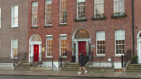 Brick-buildings-with-ancient-architecture-full-of-history-in-Dublin,-Ireland_4K