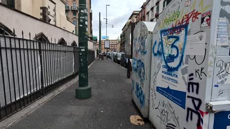 POV-Aufnahme-Eines-Spaziergangs-Durch-Eine-Schmutzige,-Schmale-Straße-Mit-Graphit-Und-Müll-Im-Stadtzentrum-Von-Neapel-In-Italien