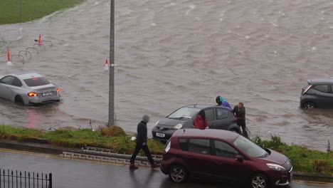 Chaotische-Szene-Auf-überflutetem-Parkplatz