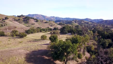 Schwenk-Luftaufnahme-Der-Santa-Monica-Mountains-In-Los-Angeles,-Kalifornien-Bei-Sonnenuntergang-An-Einem-Warmen,-Sonnigen-Tag