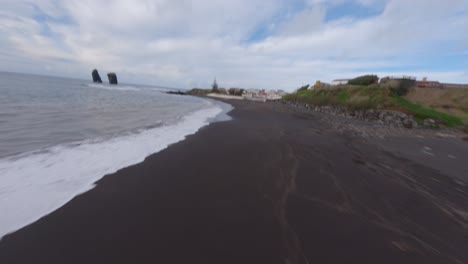 Praia-Dos-Mosteiros-Está-Ubicada-En-La-Isla-De-São-Miguel,-Este-Video-Fpv-Muestra-La-Playa-En-Una-Dinámica-Diferente