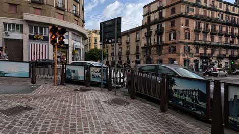 POV-Aufnahme-Einer-Fußgängerzone-Im-Stadtzentrum-Von-Neapel-In-Italien