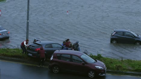 Tormenta-Invasiva-Inunda-El-Aparcamiento-De-Galway