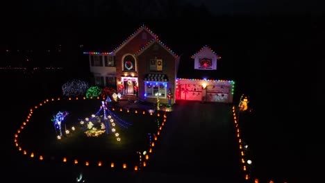 Großes-Amerikanisches-Haus,-Dekoriert-Mit-Festlicher-Weihnachtsbeleuchtung