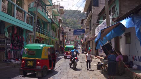 Belebte,-Farbenfrohe,-überfüllte-Straße-In-San-Pedro,-Lake-Atitlan,-Guatemala