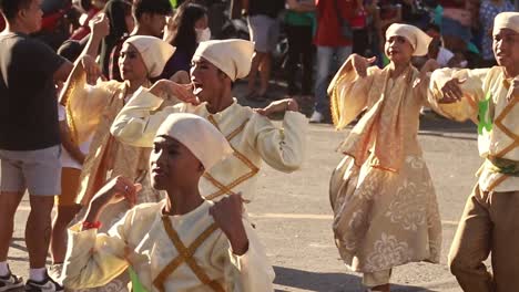 Actuación-Editorial-De-Baile-Callejero-Durante-El-Festival-Buglasan-Que-Muestra-La-Auténtica-Tradición,-Cultura-Y-Celebración-De-Filipinas.