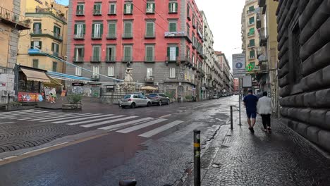 POV-Aufnahme-Eines-Spaziergangs-Durch-Eine-Verregnete-Straße-Im-Stadtzentrum-Von-Neapel-In-Italien