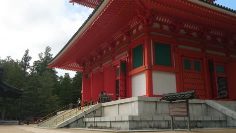 Kongobu-ji-Danjo-Garan,-Ubicado-En-Koyasan,-Japón,-Irradia-Magnificencia-Espiritual-Y-Opulencia-Cultural,-Brindando-A-Los-Visitantes-Una-Profunda-Inmersión-En-Las-Tradiciones-Del-Budismo-Japonés.