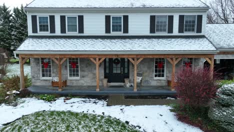 Amerikanisches-Haus-Im-Winter-Mit-Schnee-Bedeckt